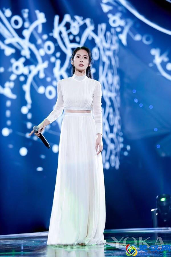 张碧晨穿上白色衣服比她歌声还撩人 同款衣服都给我来一打!